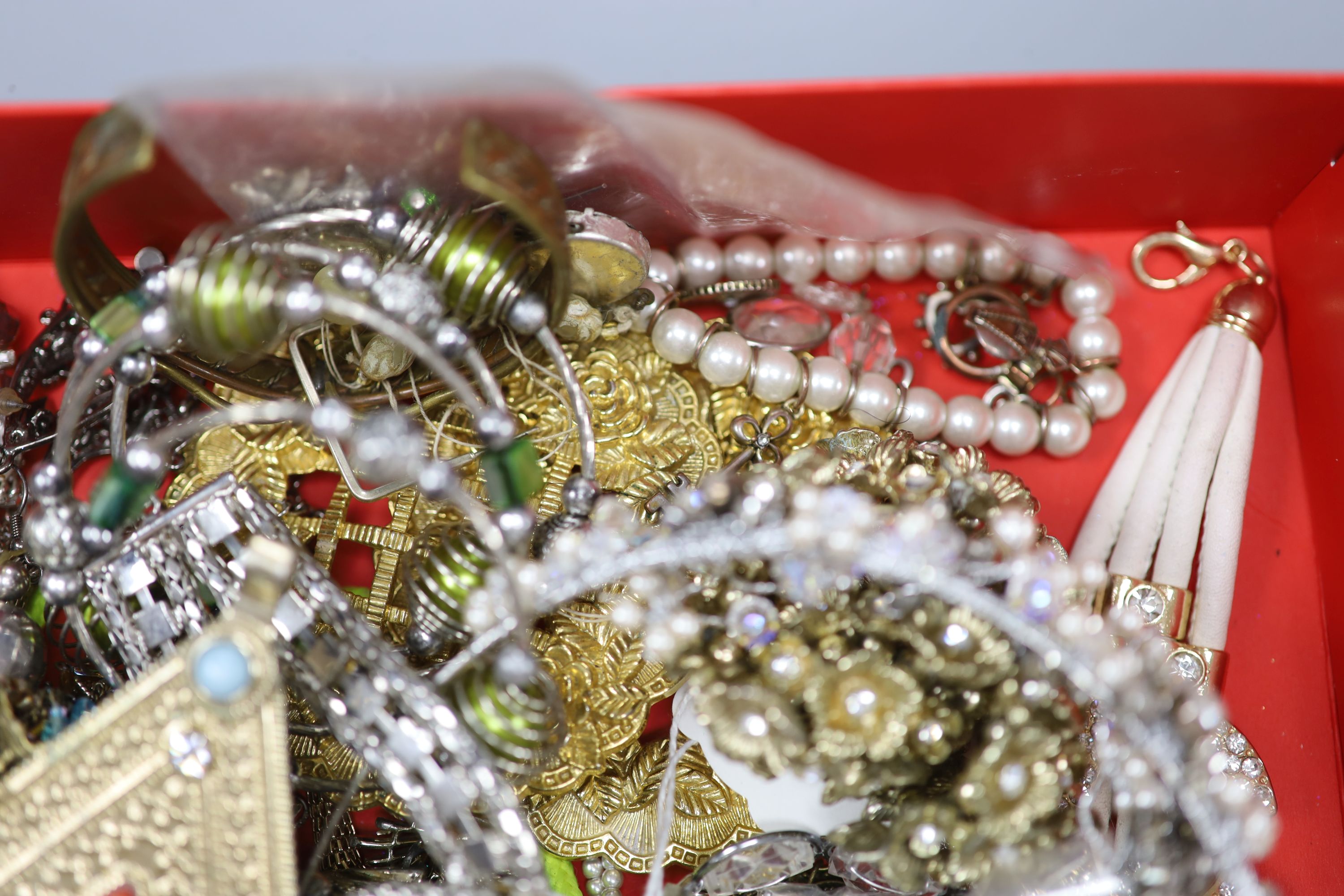 A quantity of assorted costume jewellery.